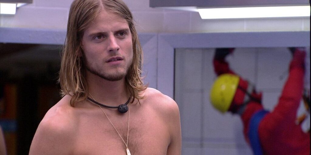 Após batismo, ex-BBB rebate críticas à sexualidade: "Não vai mudar"