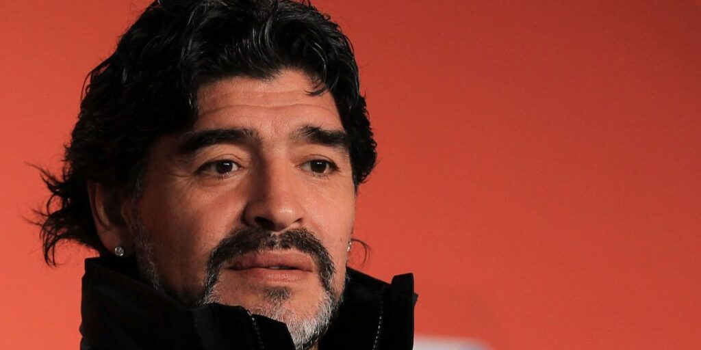 Ex-médico de Maradona diz que última internação do astro "não foi adequada"