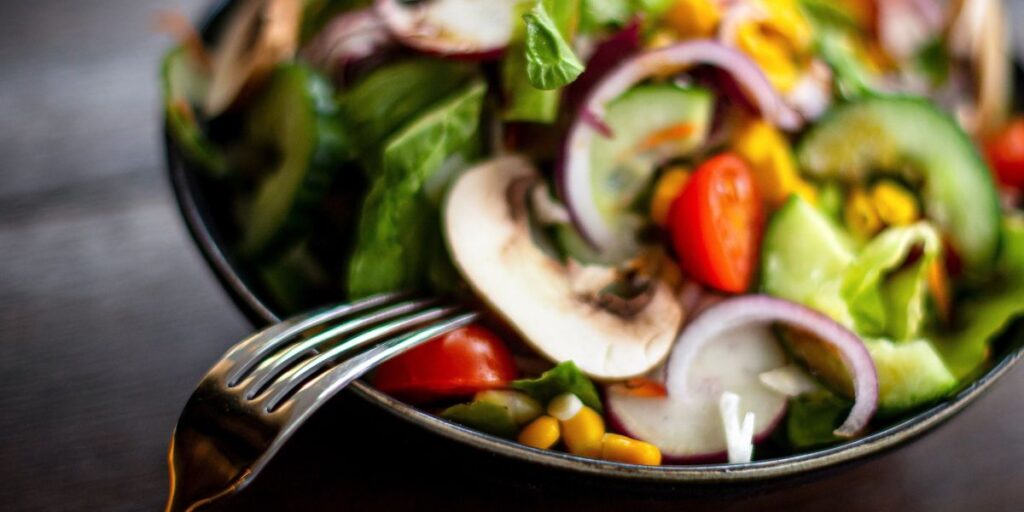 O que você come na meia-idade afeta sua saúde aos 70 anos, revela estudo