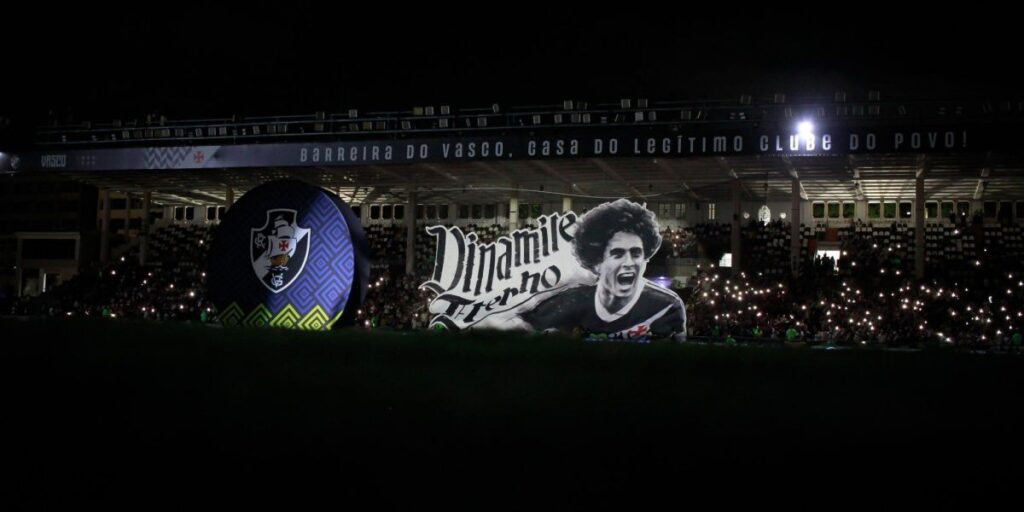 Roberto Dinamite é homenageado pelo Vasco antes de jogo do Brasileirão