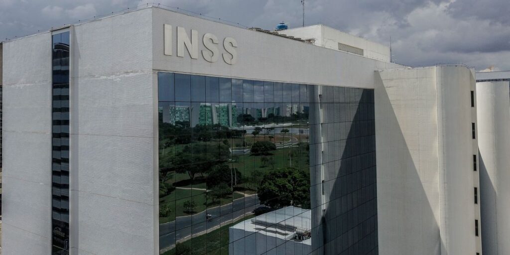 Servidores do INSS participavam de eventos de entidades fraudadoras, diz PF