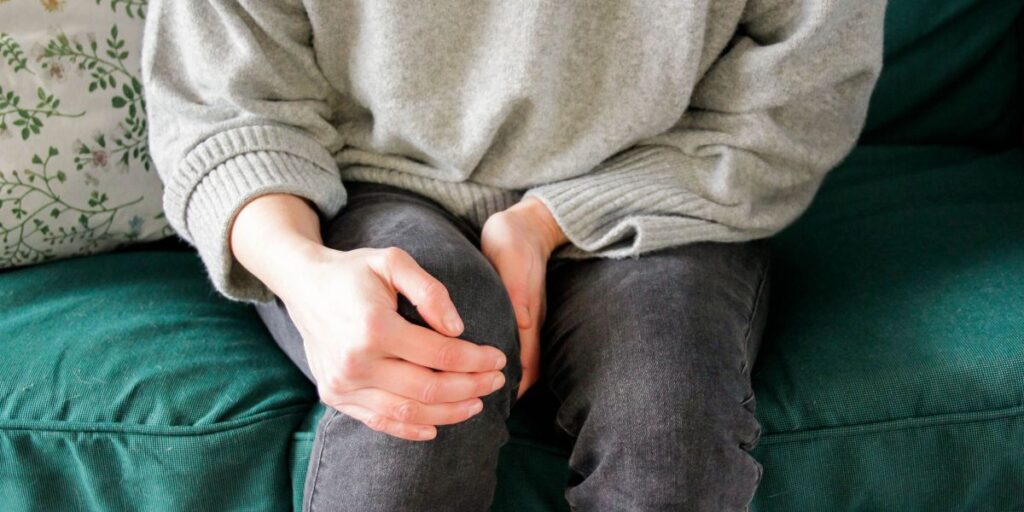 Dor no joelho pode ser causada por tensão no quadril; veja como aliviar