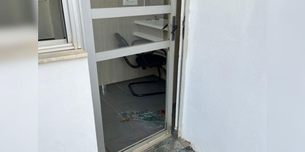 Homem persegue mulher, causa acidente e briga na delegacia em SC