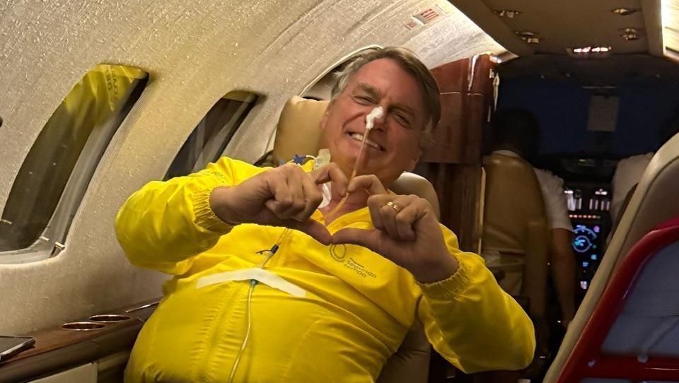 Bolsonaro posa para foto a bordo de UTI aérea rumo a Brasília
