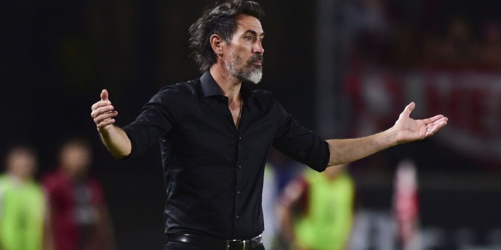 Técnico do Estudiantes está na mira do Santos, diz site