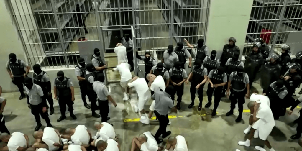 "Não vejo isso", diz Trump sobre abusos em prisão de El Salvador