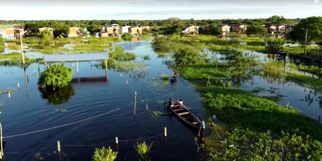 Enchentes deixam casas submersas na Bolívia
