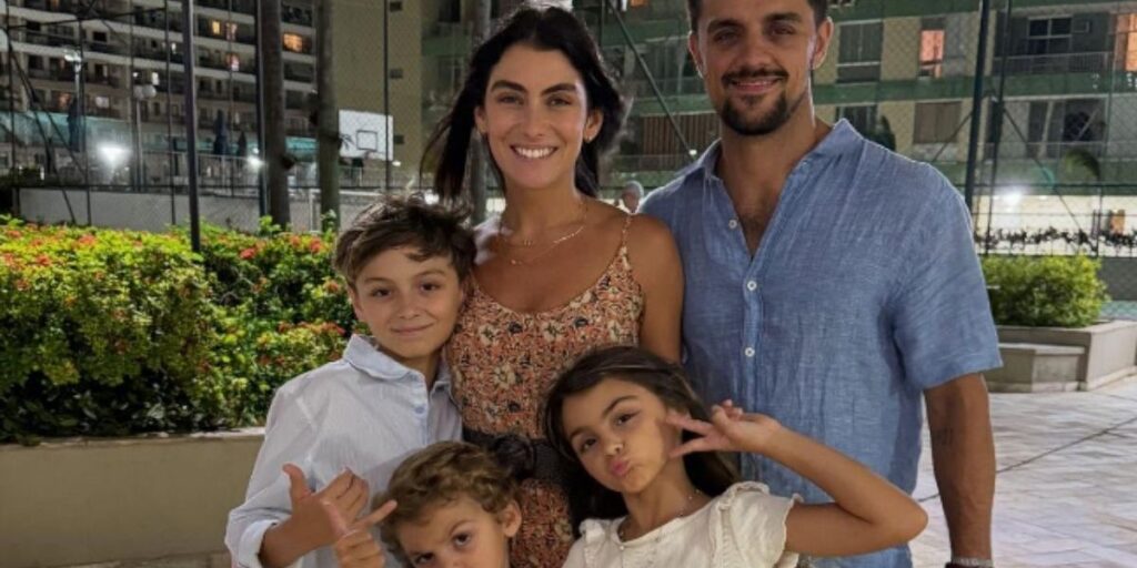 Esposa de Felipe Simas diz que não tinha conta em banco quando filho nasceu