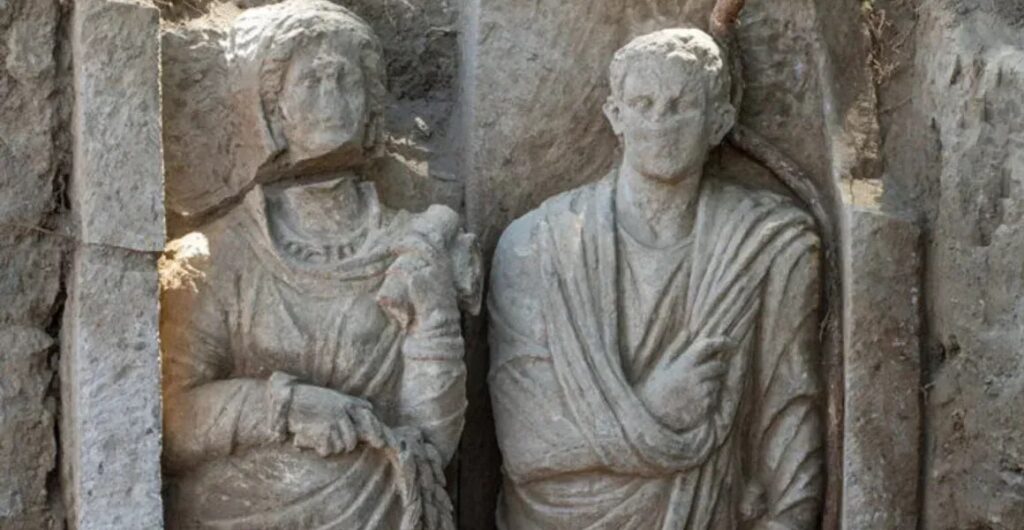 Estátuas raras em tamanho real são descobertas em tumba de Pompeia