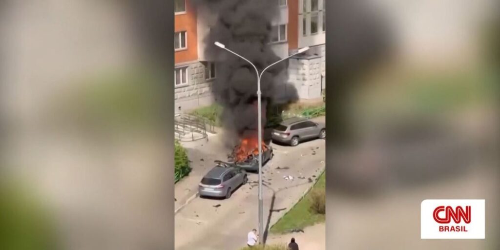 Vídeo mostra carro em chamas após explosão matar general na Rússia