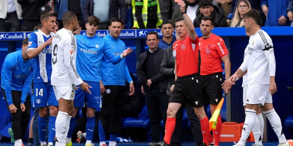 Mbappé faz falta violenta e acaba expulso em jogo do Real Madrid; veja