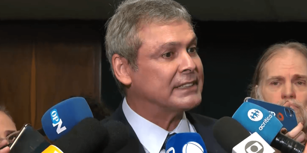 Líder do PT critica partidos da base que assinaram urgência para anistia