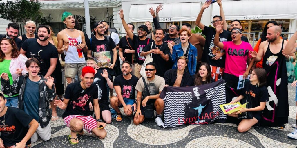 Lady Gaga no Rio: fãs festejam em frente ao hotel no Rio