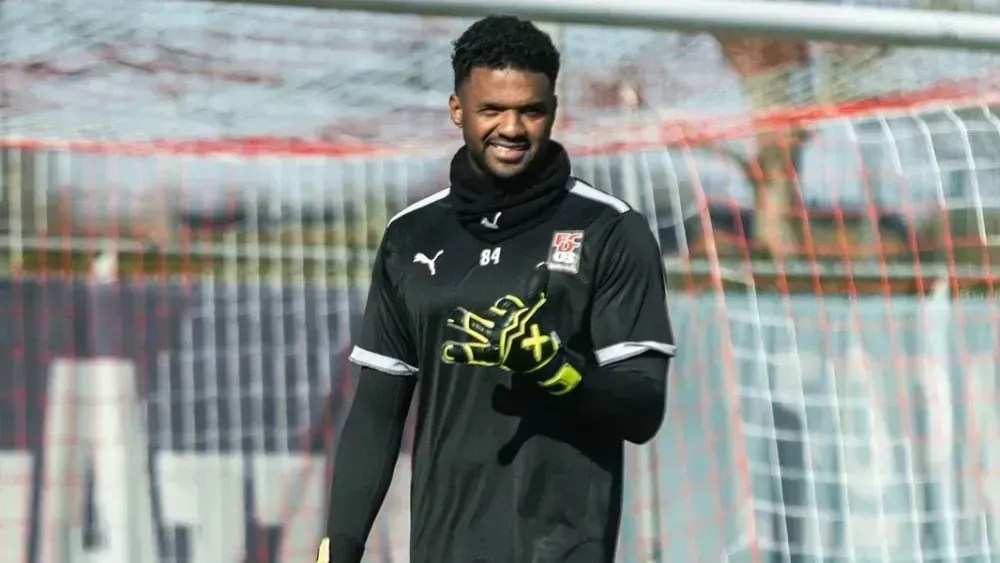 Ex-goleiro de Flamengo e Corinthians faz história na Europa aos 41 anos