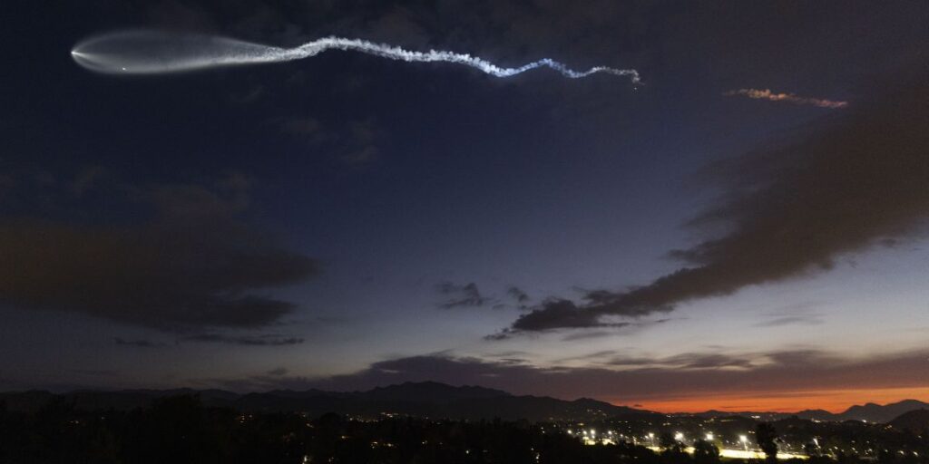 Luzes misteriosas após lançamentos espaciais intrigam observadores dos céus
