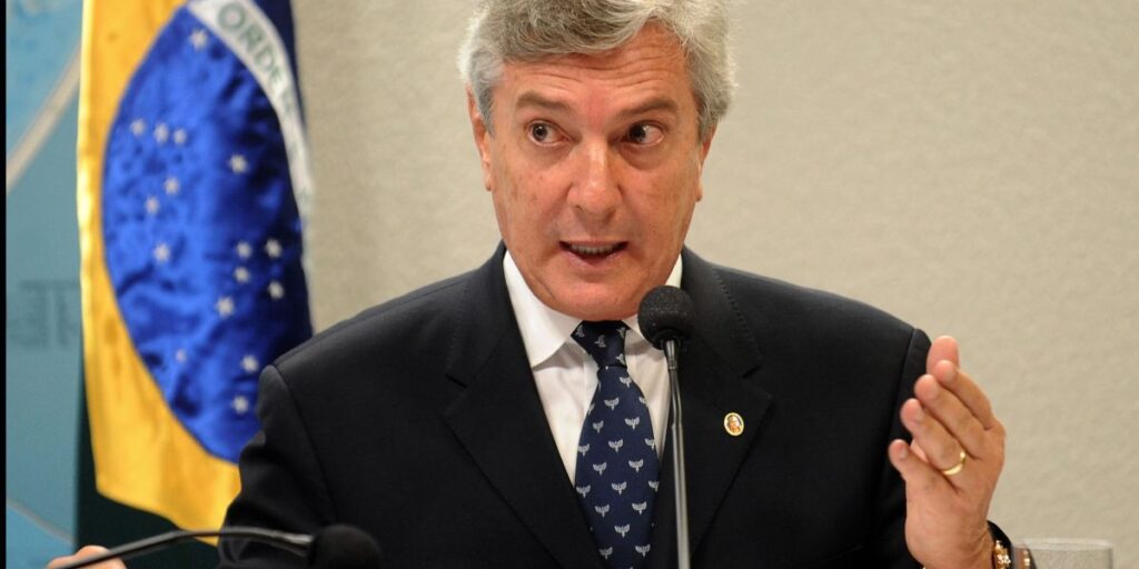 Collor passa primeira noite na prisão em Maceió