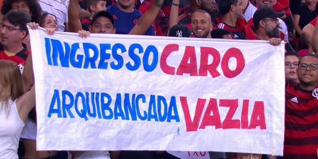 Torcida do Flamengo protesta por ingressos e ameaça: "Arquibancada vazia"
