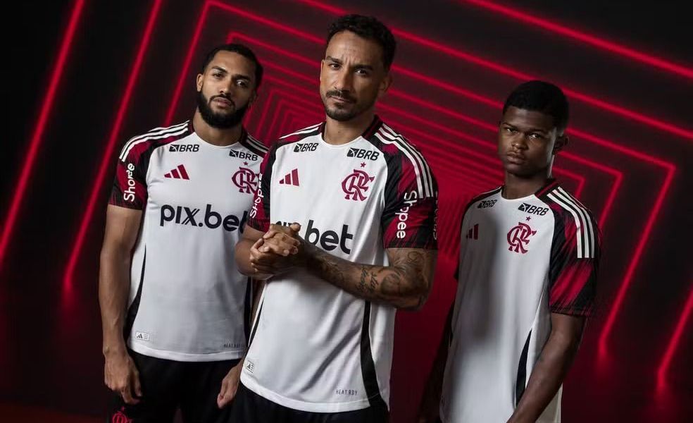 Flamengo lança nova camisa para 2025; veja fotos
