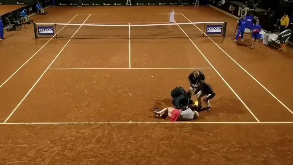 Tenista passa mal e deixa partida de cadeira de rodas na Colômbia; vídeo