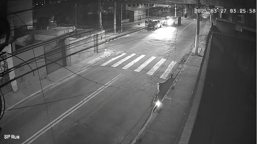 Policiais são flagrados furtando placas de carro em SP; veja vídeo