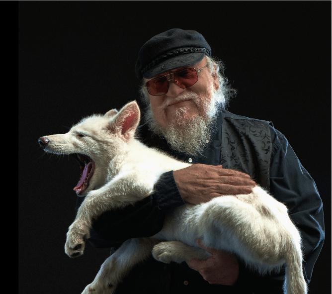 George R. R. Martin posa com lobo-terrível; entenda por quê