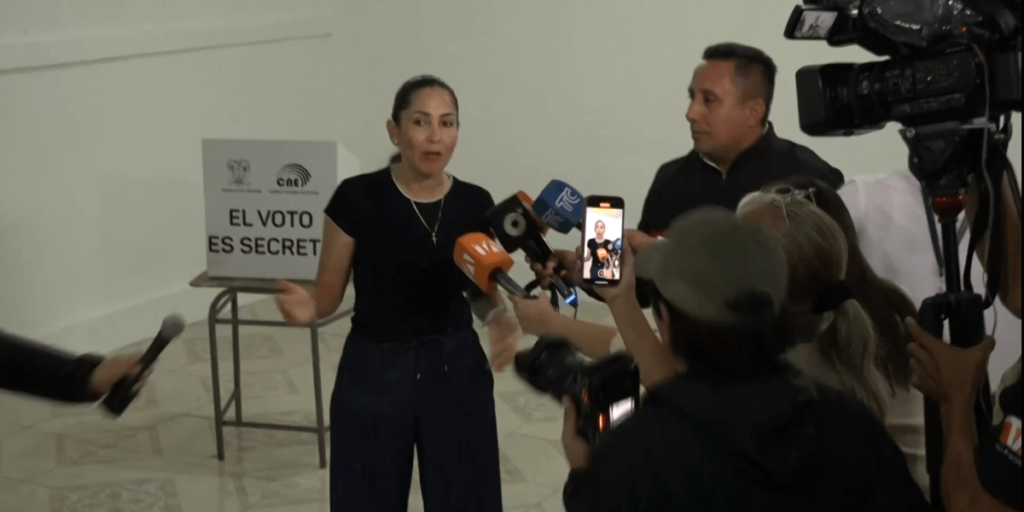 Candidata da esquerda vota em segundo turno das eleições no Equador