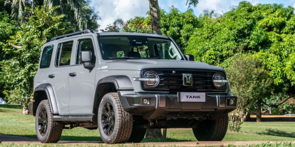 GWM Tank 300: SUV roda 75 km no modo elétrico e entra até em lagos