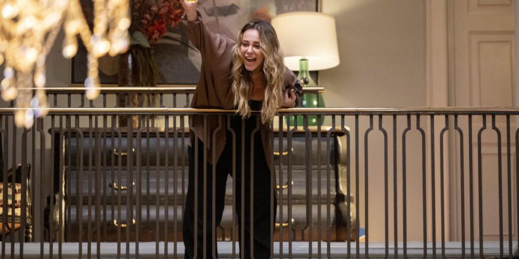 "Vale Tudo": Odete Roitman sugere internar Heleninha após bebedeira