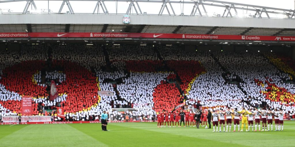 Liverpool presta homenagem às vítimas da Tragédia de Hillsborough