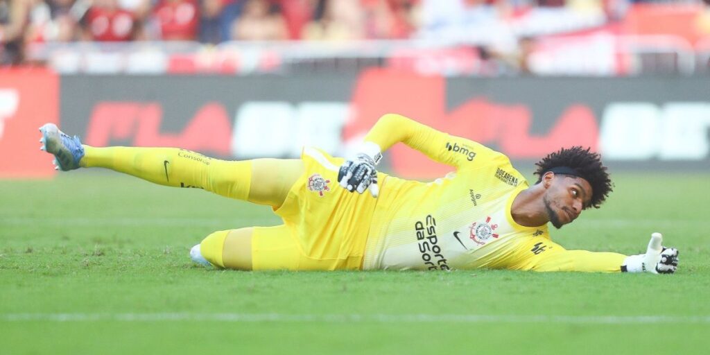 Torcida do Flamengo ironiza falha e grita nome de Hugo Souza; veja vídeo