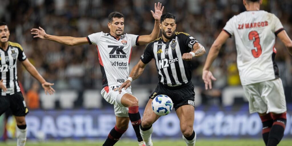Atlético-MG arranca empate com Vitória no Brasileirão após gol no fim
