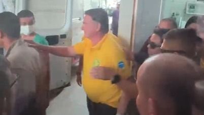 Bolsonaro foi sedado para exames, mas está "acordado e lúcido", diz Carlos
