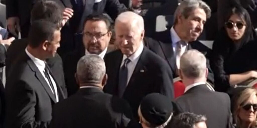 Joe Biden chega à Praça de São Pedro para funeral do papa Francisco