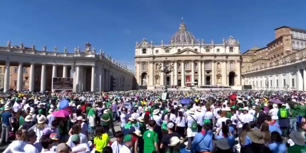 Mais de 200 mil pessoas participam de homenagem ao papa Francisco
