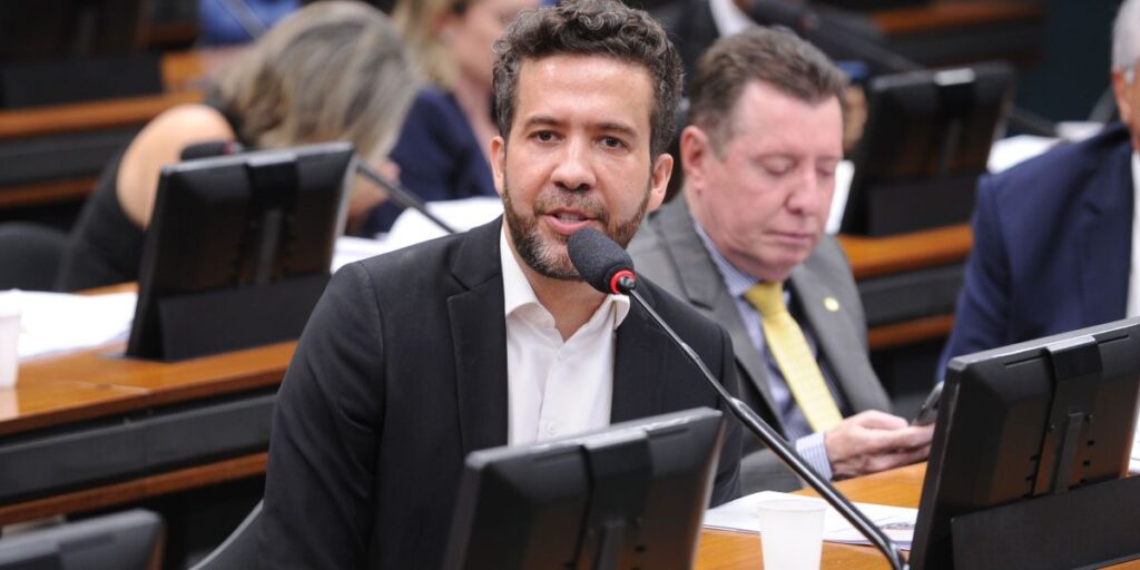 Prefeita vai à Justiça para acusar Janones de chantageá-la com foto íntima