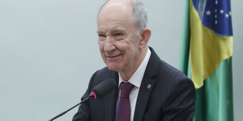 Rui Falcão anuncia candidatura à presidência do PT em oposição a Edinho