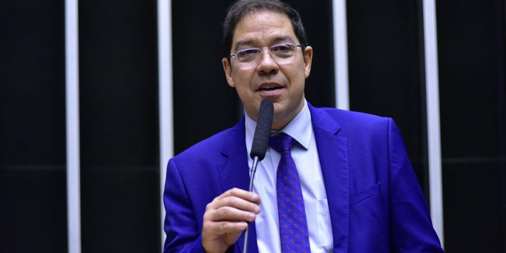 Em ausência de Hugo, deputado do PL favorável à anistia assume Câmara