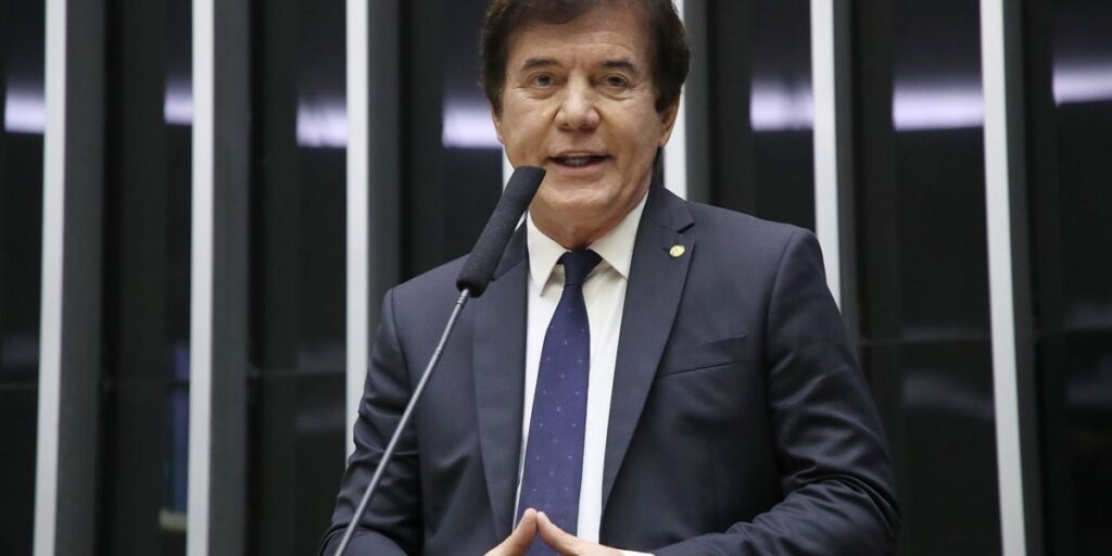 Deputado do PL cede à pressão e inclui assinatura em urgência de anistia