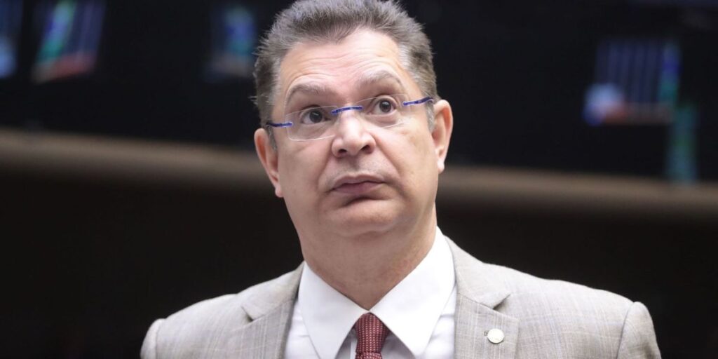 Deputado eleito não se curva a ameaças de ministro do STF, diz Sóstenes