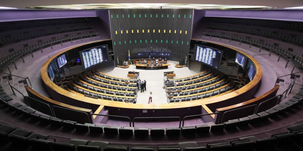 Câmara faz leilão de celular, poltrona e frigobar; veja lista