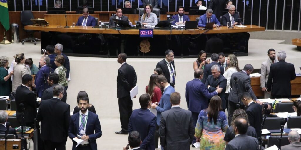 Câmara analisa projeto para pais tirarem férias no recesso escolar