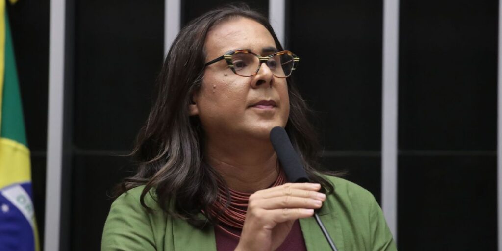 Duda Salabert diz que também foi avisada de que visto virá como "masculino"