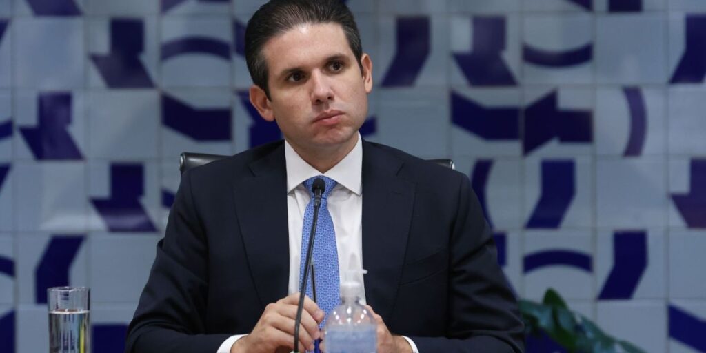 Hugo Motta sinaliza que não cederá à pressão sobre projeto da anistia