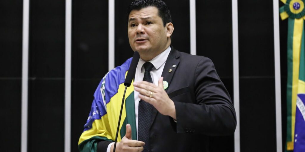 Deputado que pediu morte de Lula foi condenado por xingar parlamentar no ES