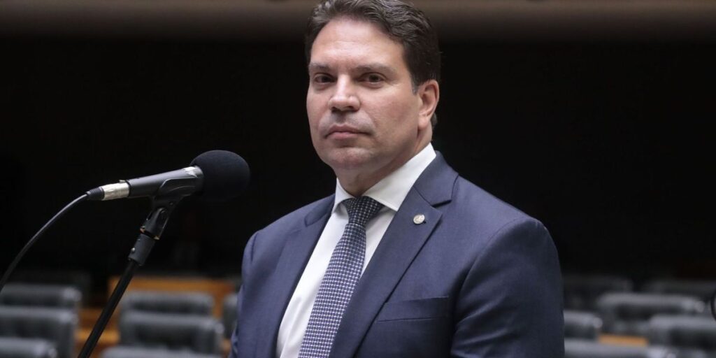 Oposição planeja ação para suspender processo contra Ramagem no STF