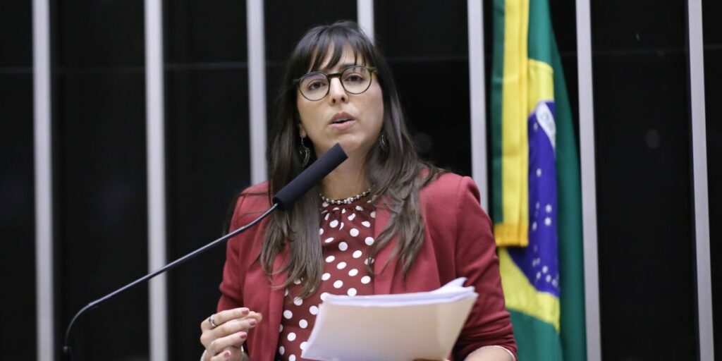 Deputada aciona MP contra Clube Militar por apologia ao golpe de 64