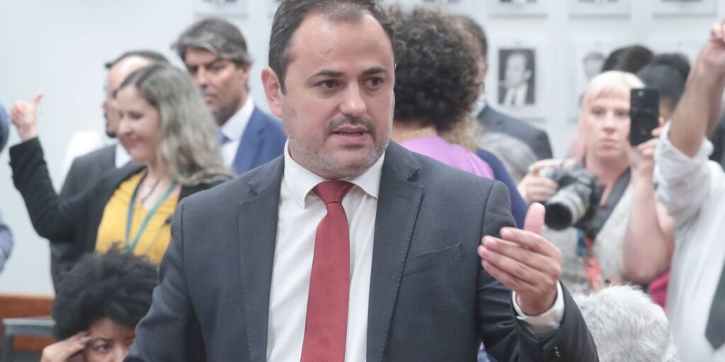 Glauber apresenta "sinais de fraqueza" após 139 horas sem comer, diz PSOL