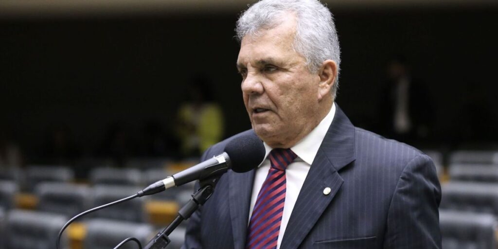 Líder da bancada da bala diz ser contra prender usuários de maconha