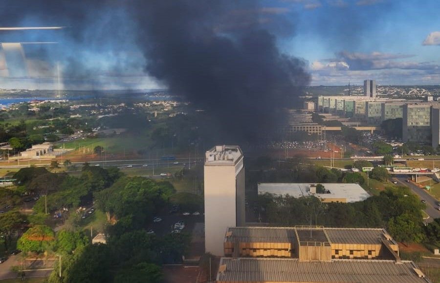 Incêndio atinge área externa de anexo do MEC, em Brasília