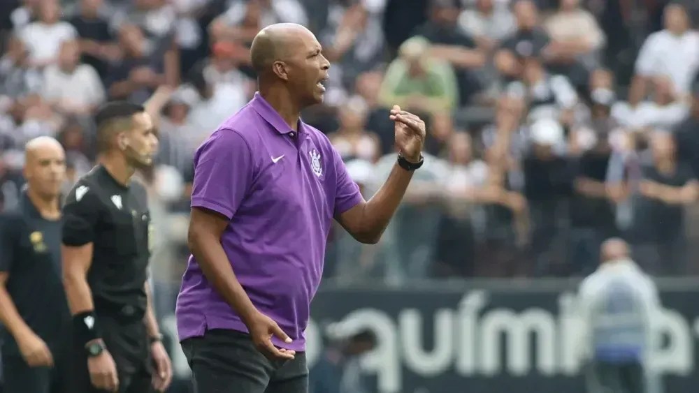 Interino do Corinthians lamenta goleada e sai em defesa de Hugo Souza